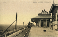 11523 Gezicht op het station Loenen-Vreeland te Loenen met een trein getrokken door een stoomlocomotief.